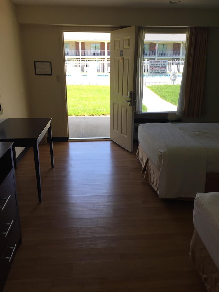 Crystal Inn Eatontown 24/41