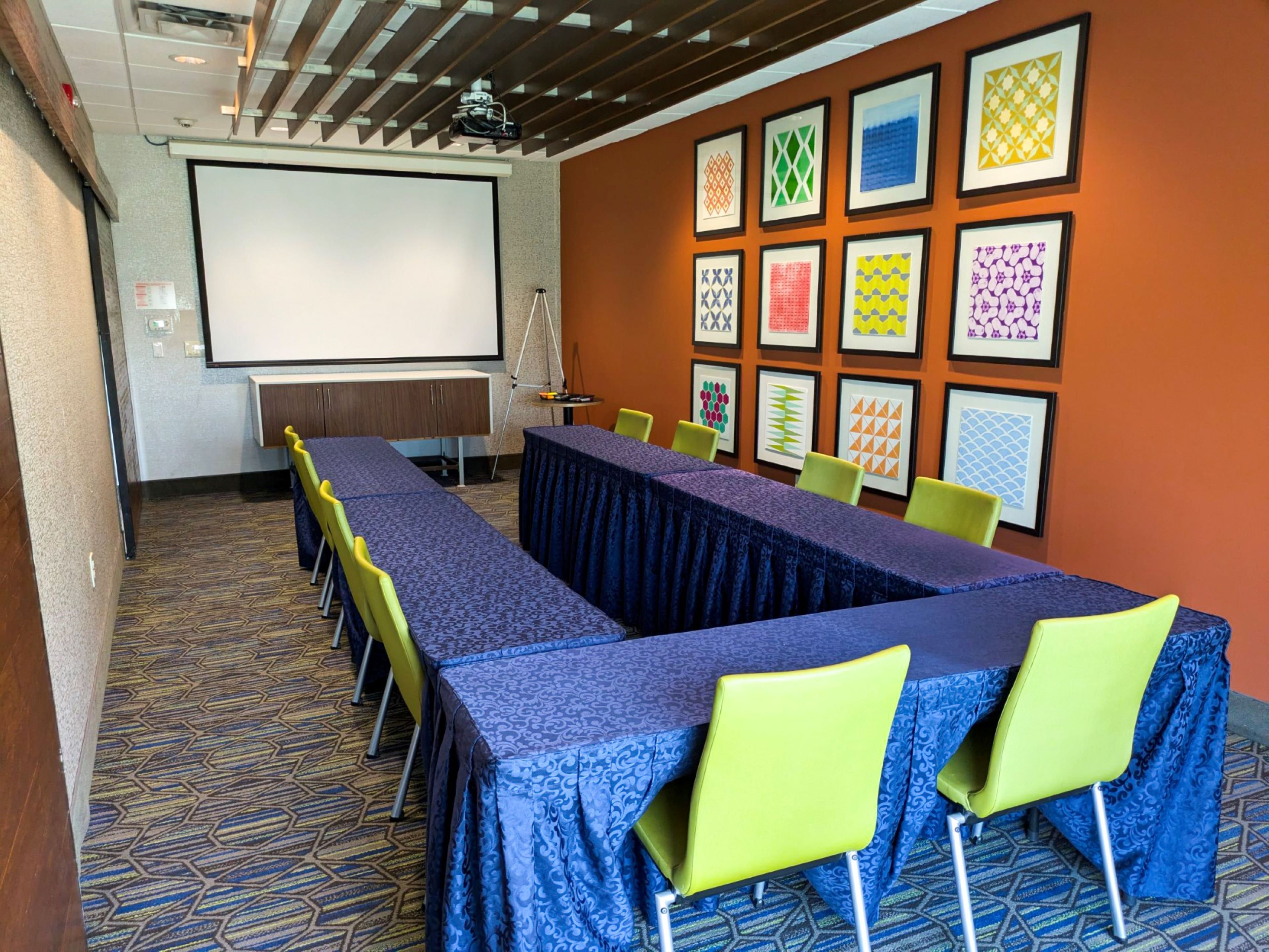 Holiday Inn Express & Suites New Braunfels 53/64