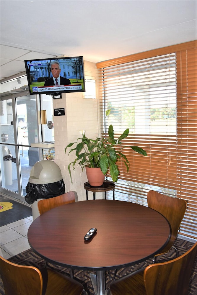 Super 8 by Wyndham Ocala I-75 41/56