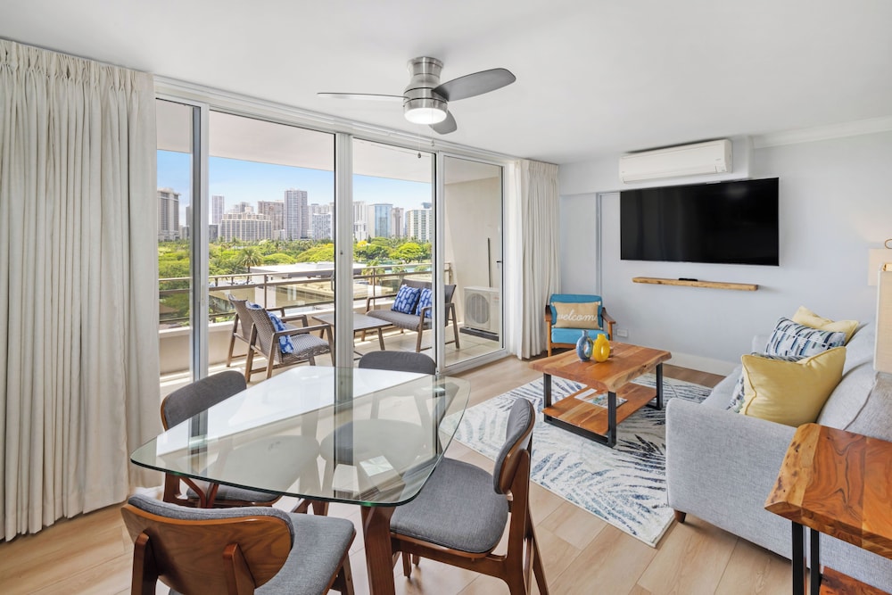 Regency on Beachwalk Waikiki by OUTRIGGER 28/50