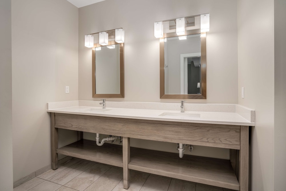 جناح بسرير كينج بمنطقة جلوس، Lighthouse Suites Best Western Signature Collection 6/6