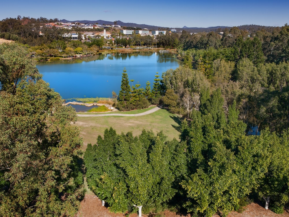 Springfield Lakes Hotel 47/49