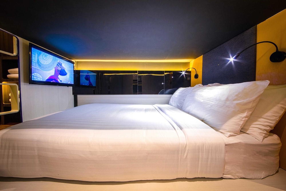 Capsule, Family, Queen Bed