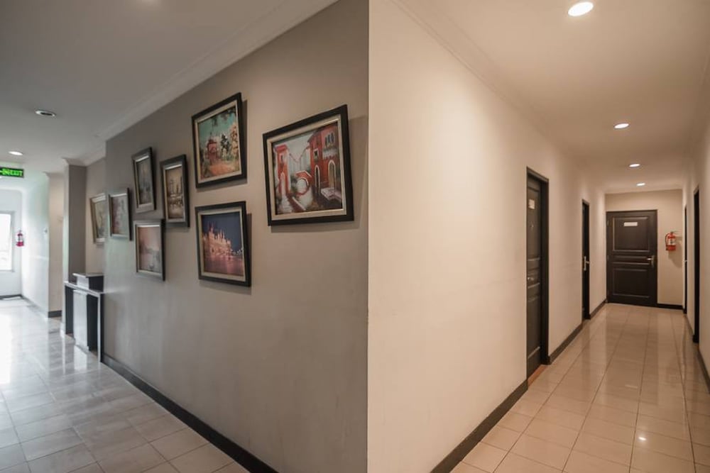 RedDoorz Plus near Mangga Besar Station 2 3/15