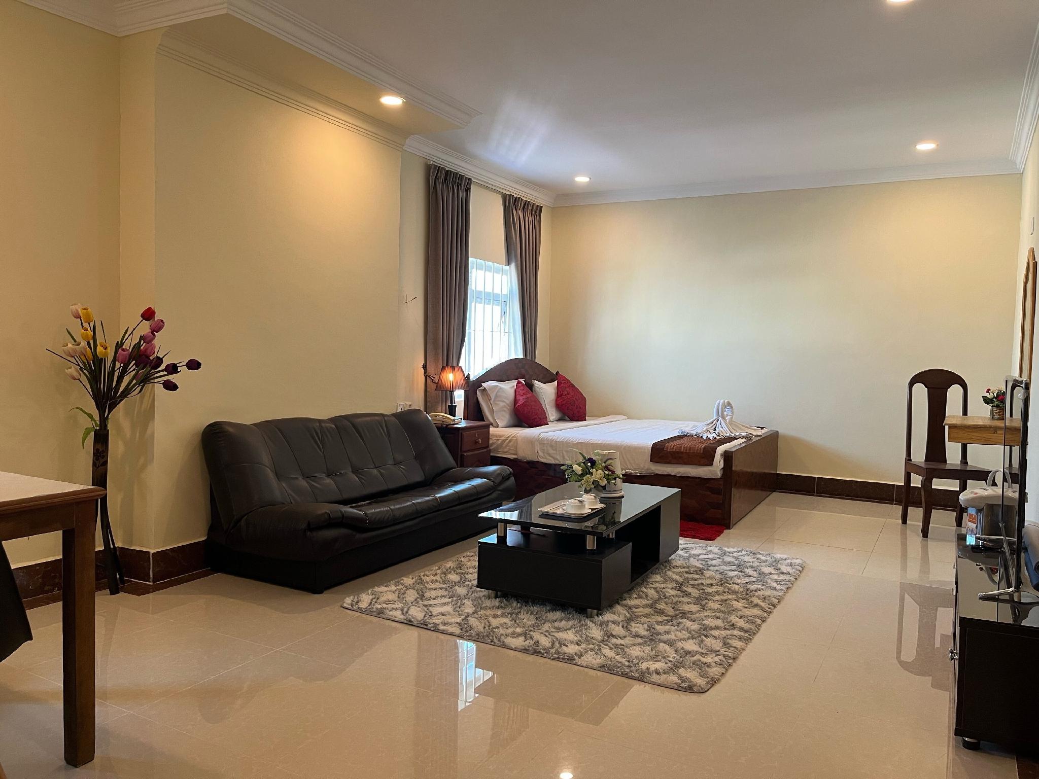 DELUXE, STUDIO, SUITE