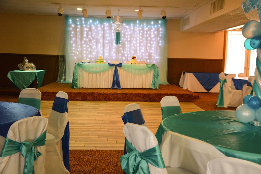 Columbus Grand Hotel and Banquet Center 20/33