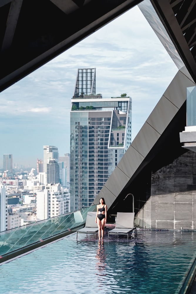 Queensland Hotel Bangkok 25/50