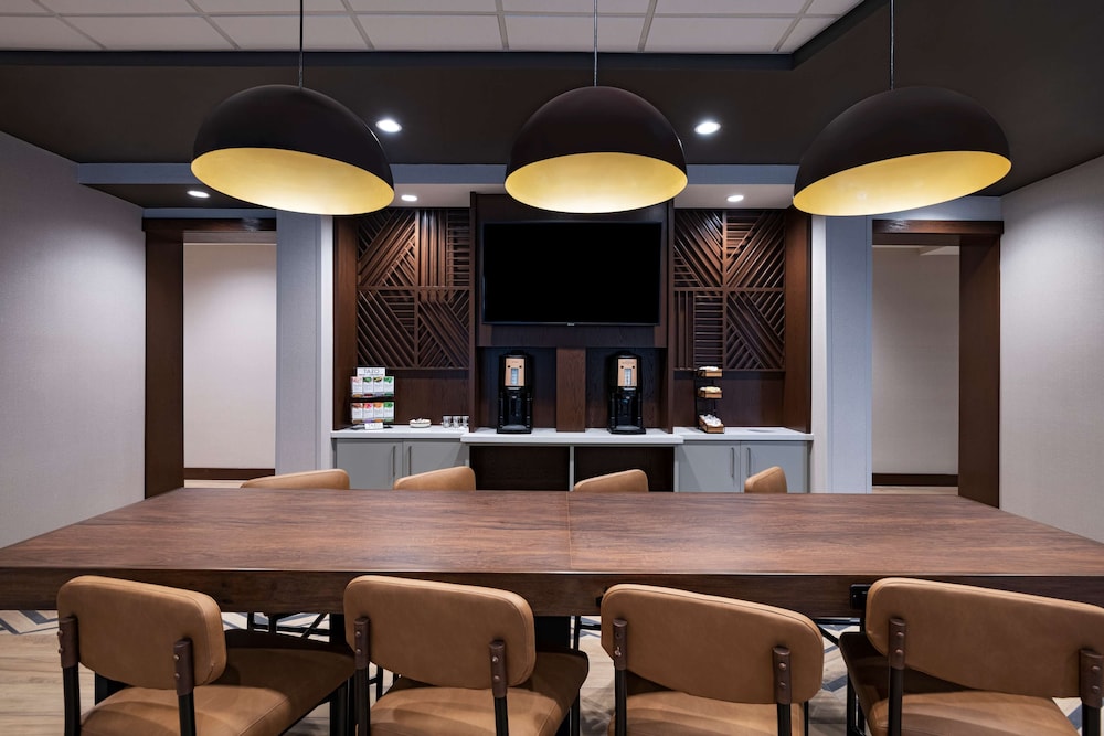 Hyatt Place Austin / Lake Travis / Four Points 52/55