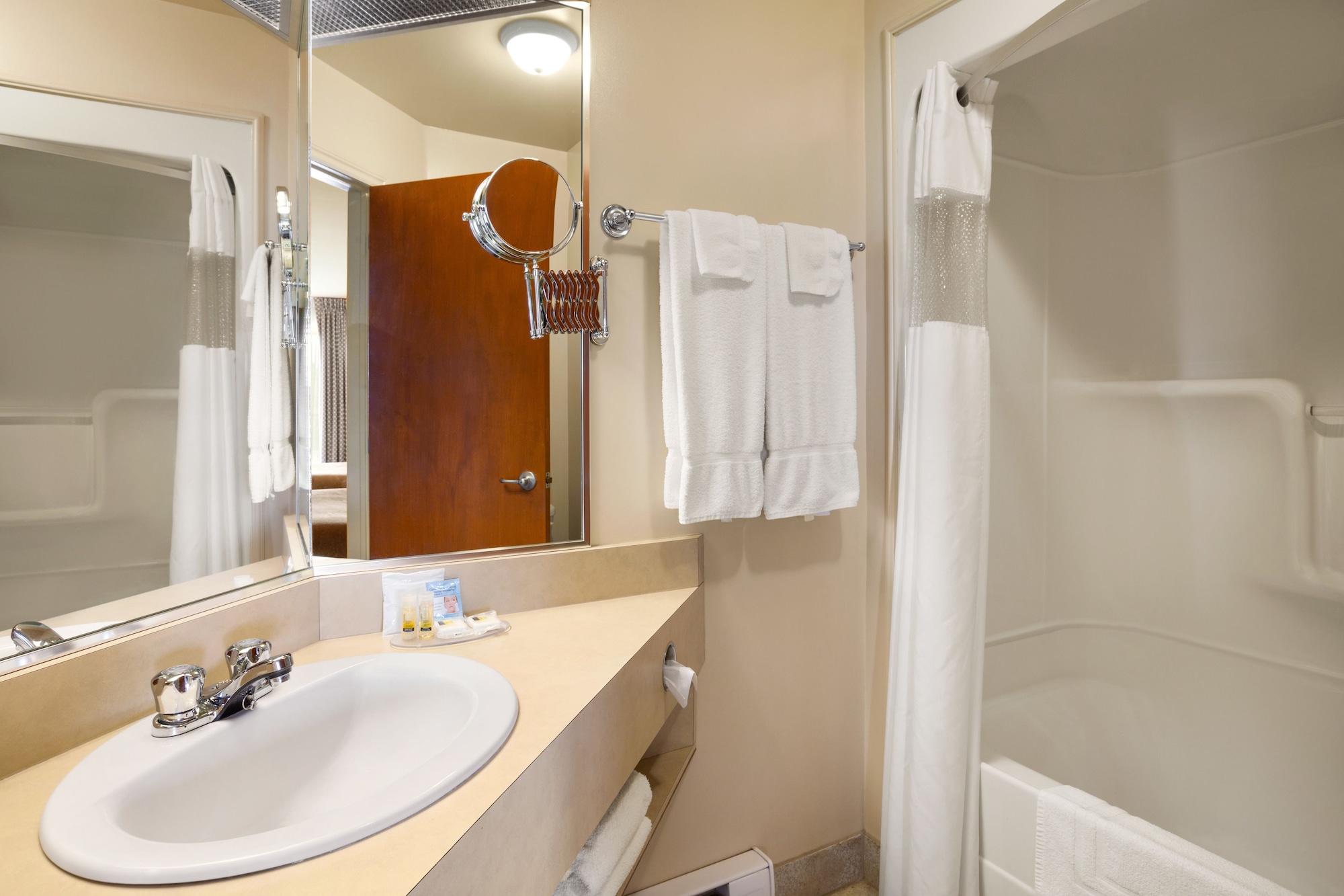Room, 2 Queen Beds, Days Inn by Wyndham Riviere-Du-Loup 8/9