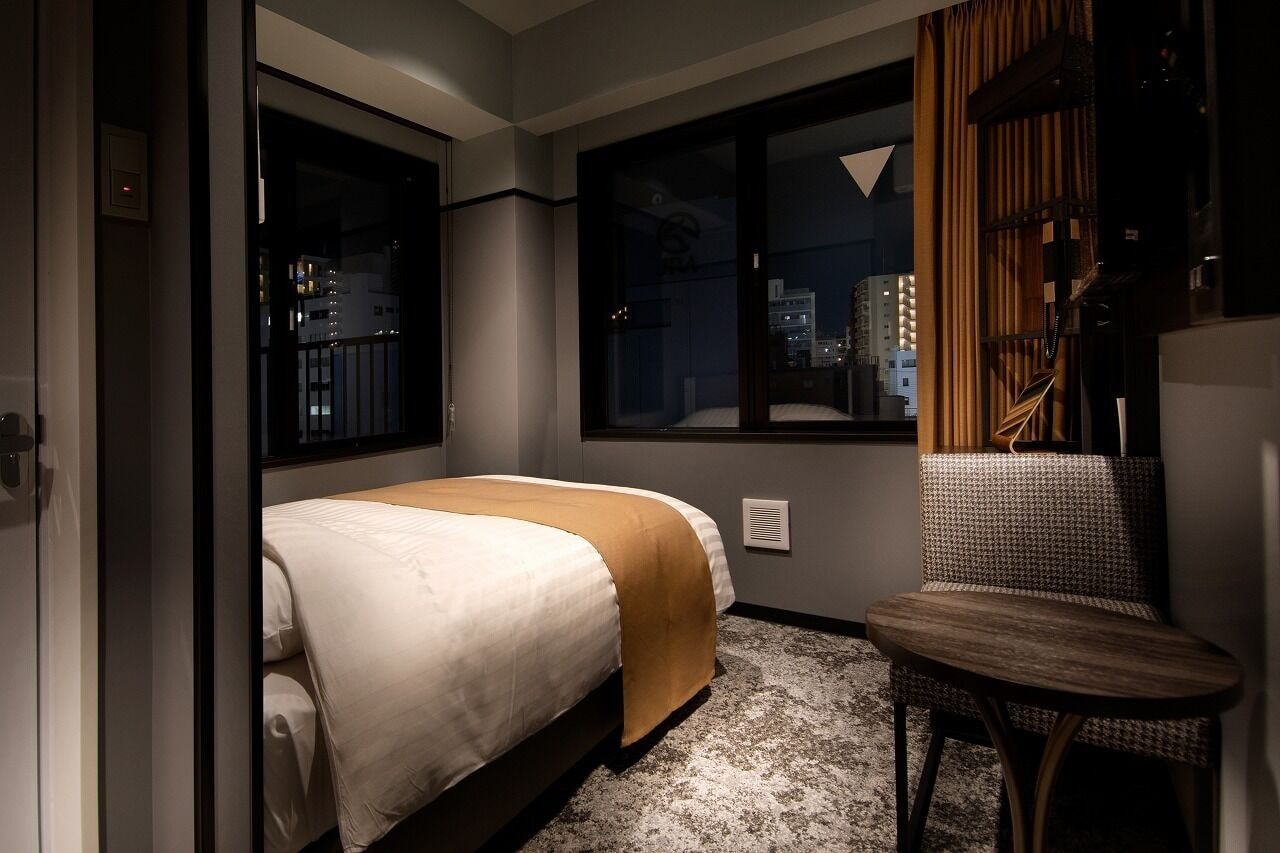 ROOM, SINGLE
