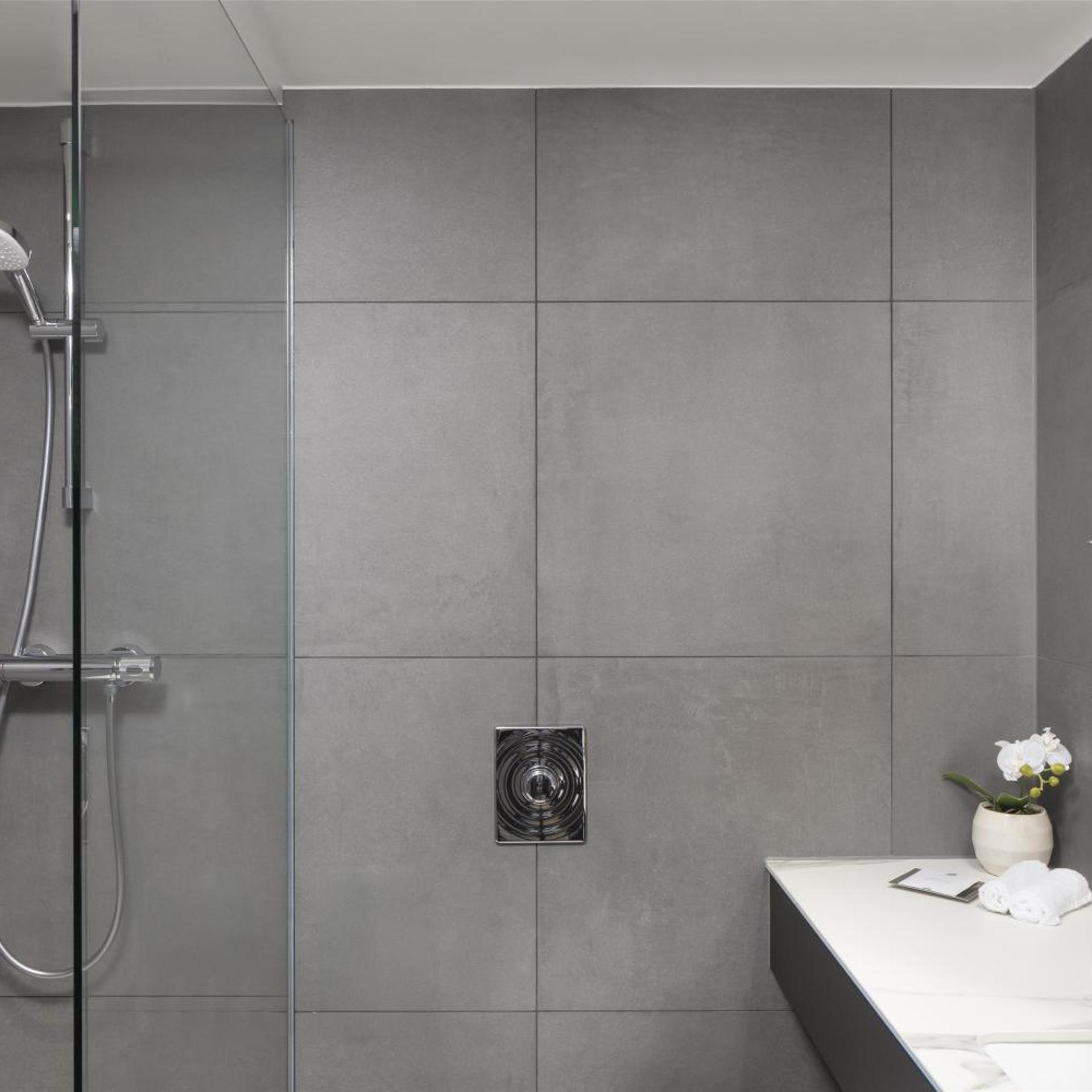 غرفة بسرير كينج وسرير كوين، Hilton Duesseldorf 9/9