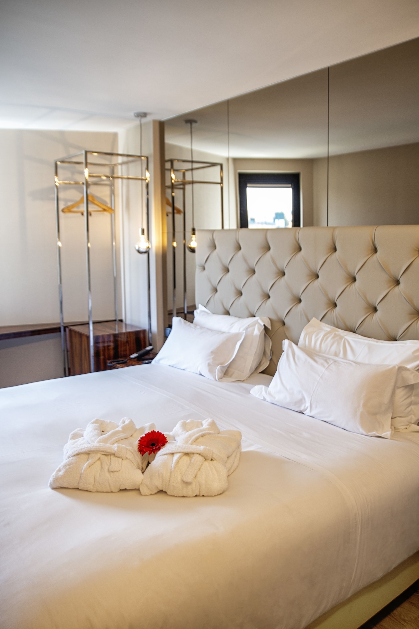 ROOM, DOUBLE BED