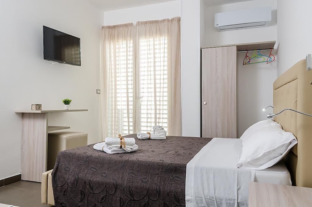 ROOM, DOUBLE OR TWIN BED, SEA VIEW, BALCONY