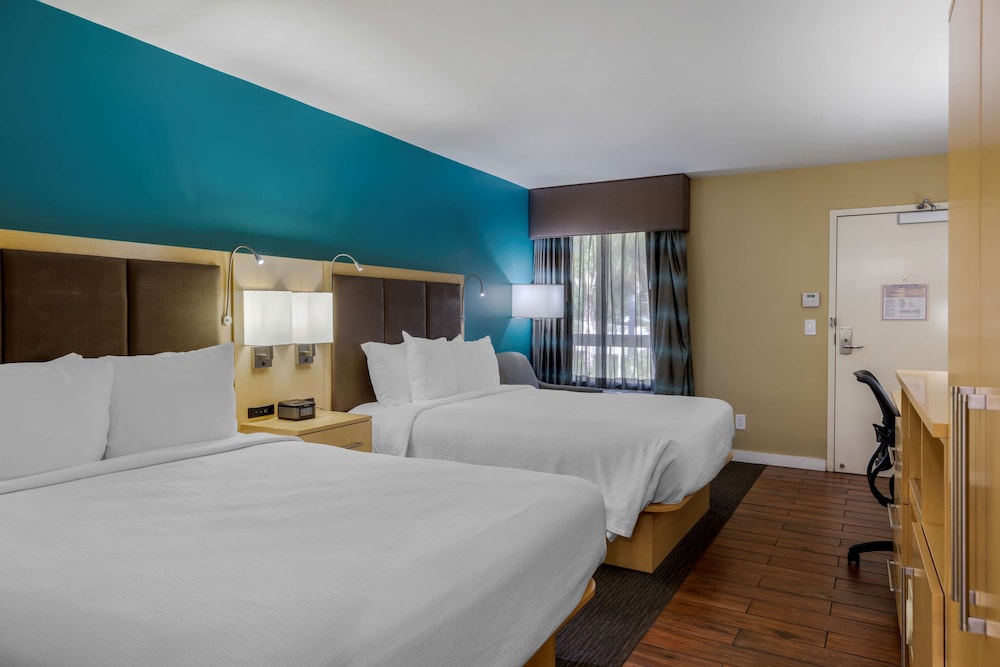 غرفة قياسية بسريرين كوين بإطلالة على الفناء، Best Western Plus South Coast Inn 4/10