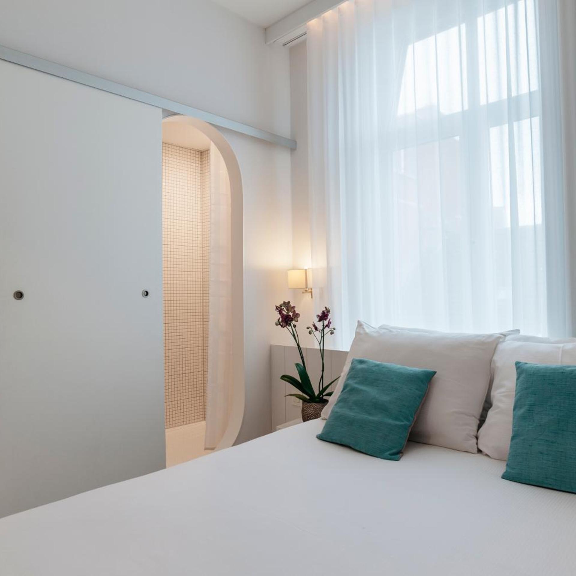 Charming, Double Bed، Leopold Hotel Ostend 6/9
