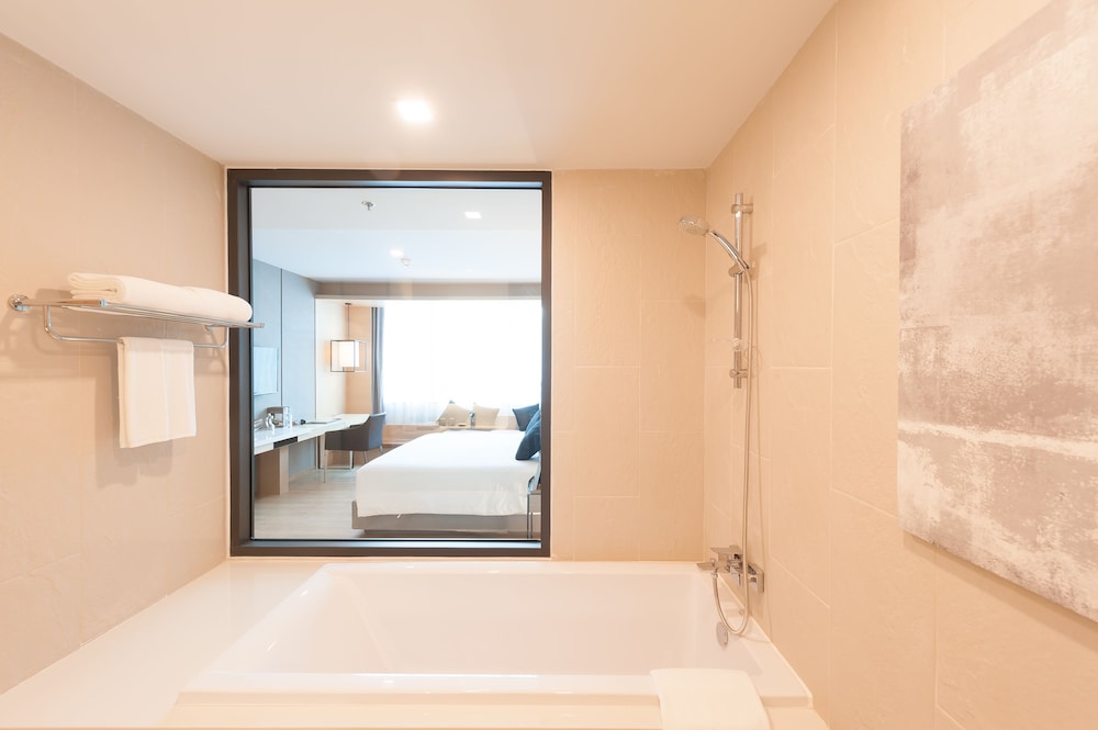 Arize Hotel Sri Racha 50/50