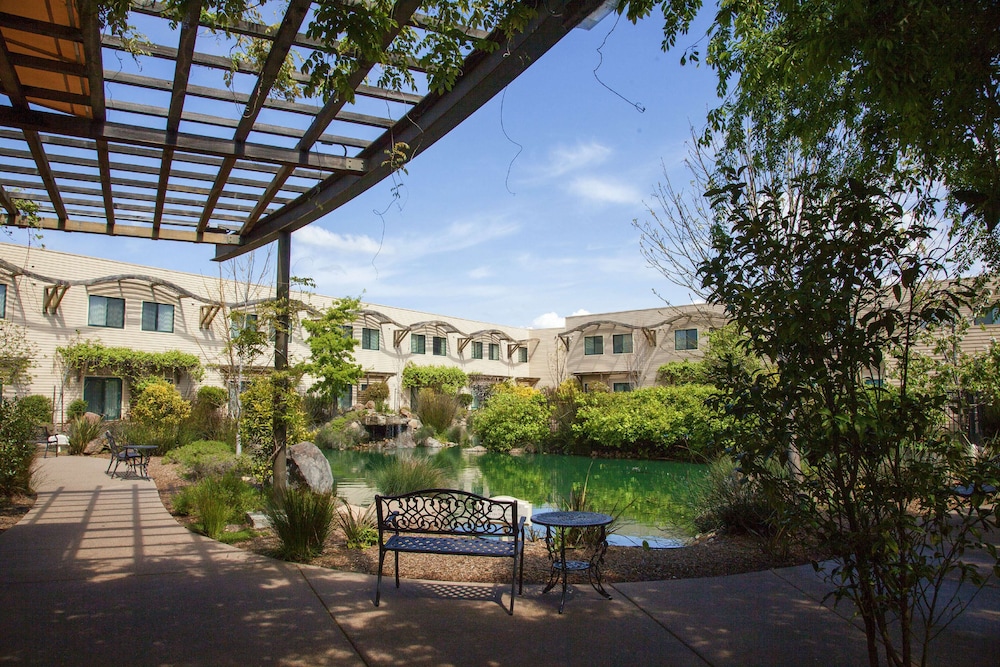 DoubleTree by Hilton Napa Valley American Canyon 7/35