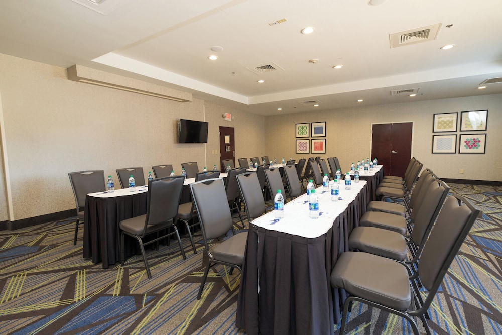 Holiday Inn Express Hotel & Suites Clinton 46/48