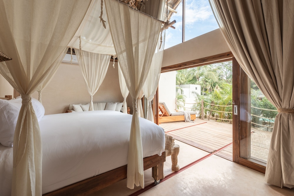 Upper, Jungle, Suite, King Bed, Jungle Side