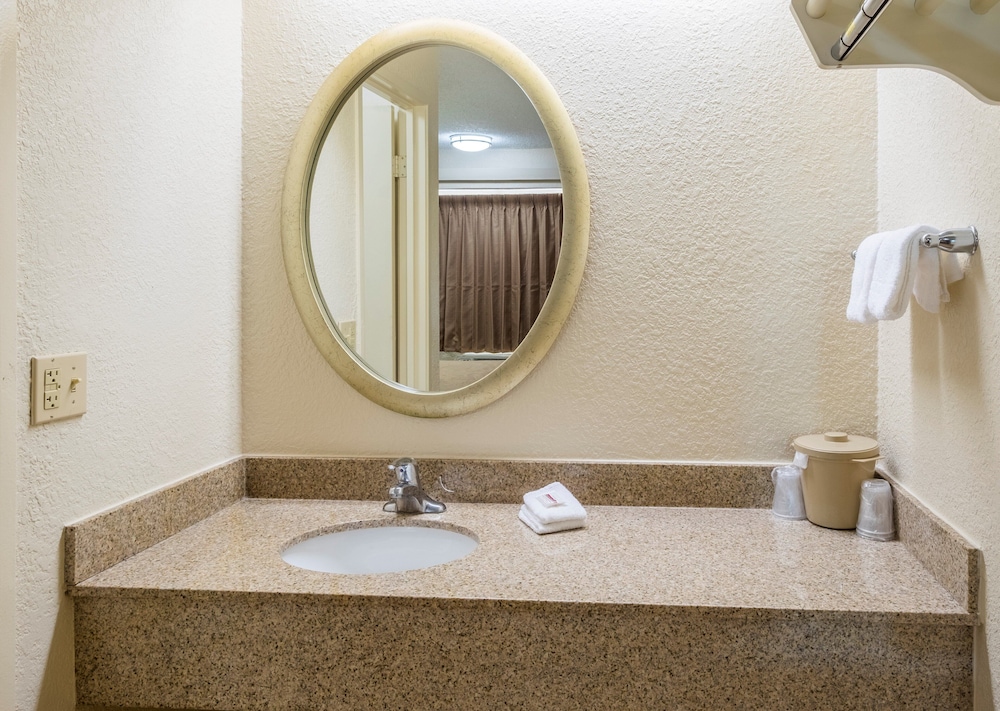 Red Roof Inn Milford - New Haven 17/26