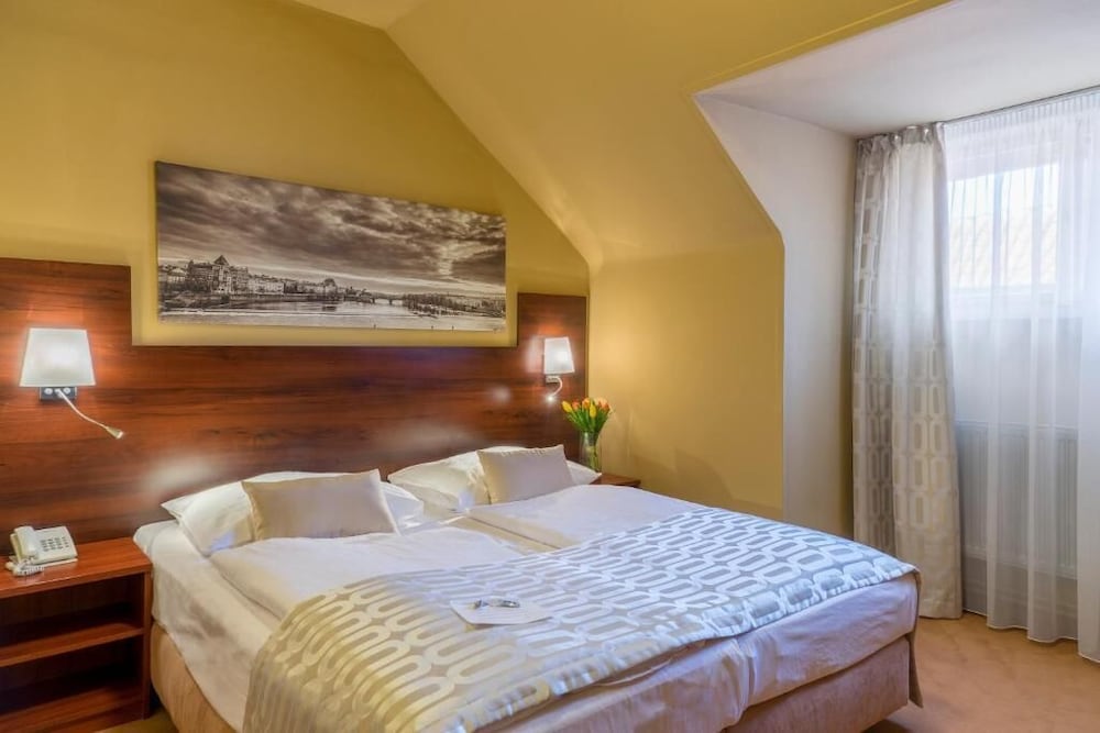 SUPERIOR, DOUBLE OR TWIN BED