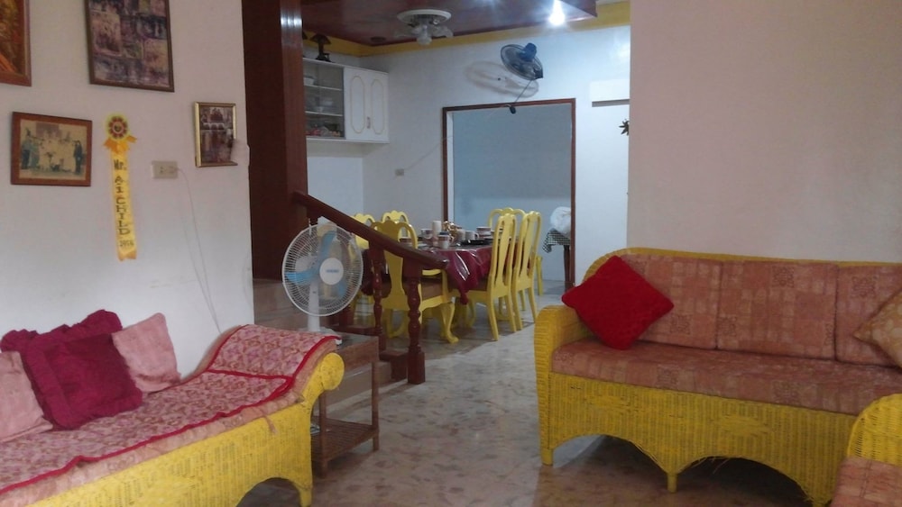 Yellow House Vacation Rental 15/23