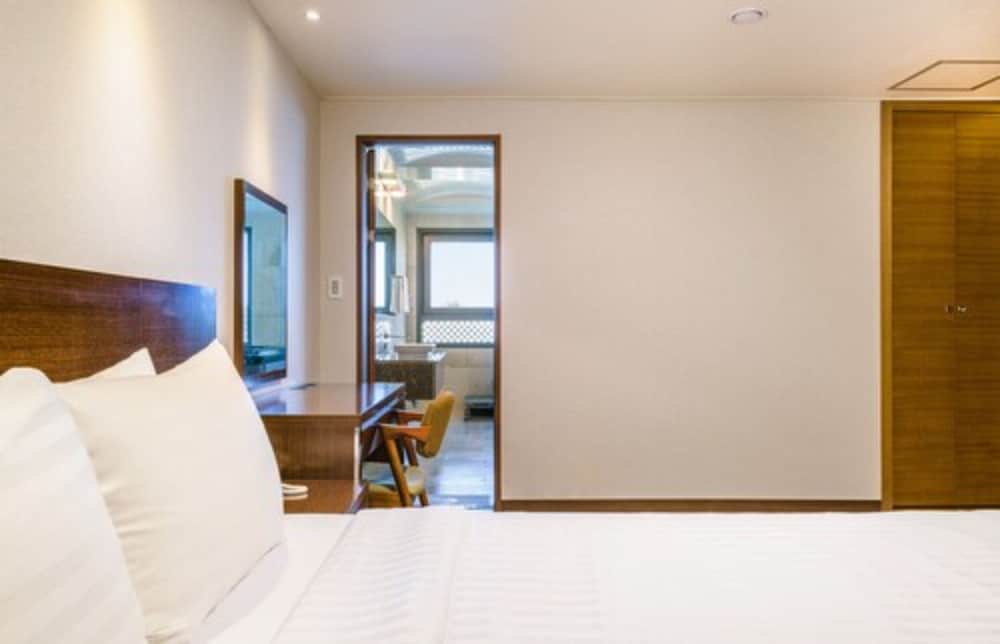 Royal, Family Suite, King and Twin Beds