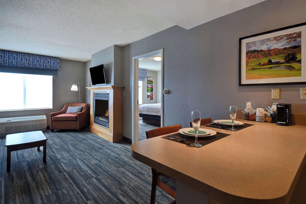 جناح بسرير كينج مع أريكة بمطبخ صغير، Hampton Inn Rutland 4/5