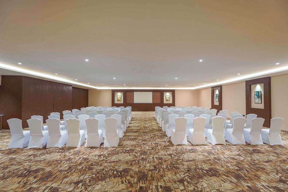 Radisson Blu Plaza Resort & Convention Centre Karjat 60/72