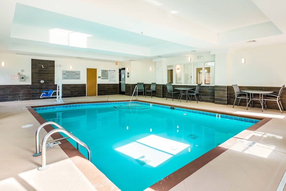 Fairfield Inn Suites Greensboro Coliseum Area 16/32