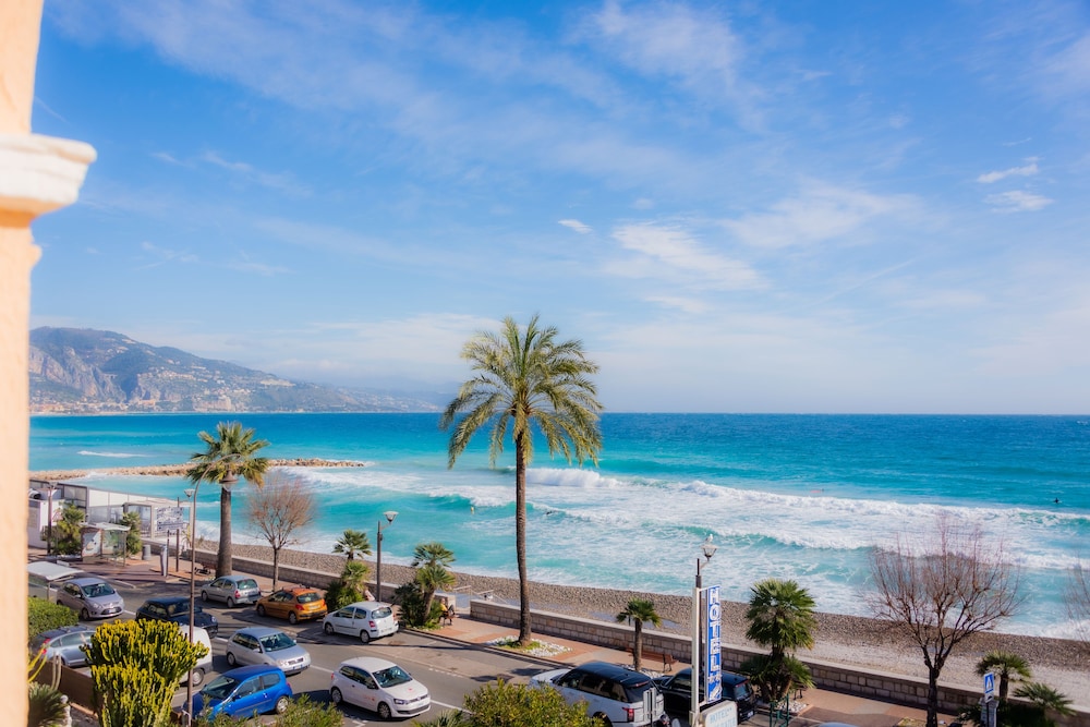 Hôtel Reine D'Azur 40/50