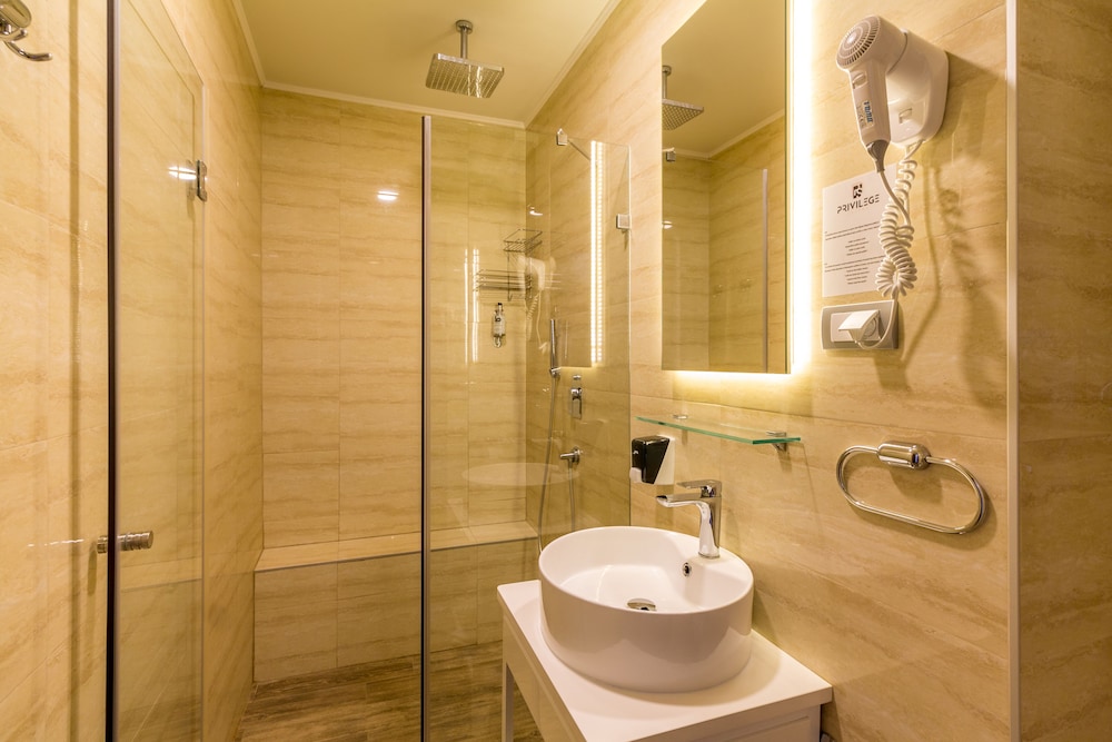 Privilege Suites By Central Park 68/69