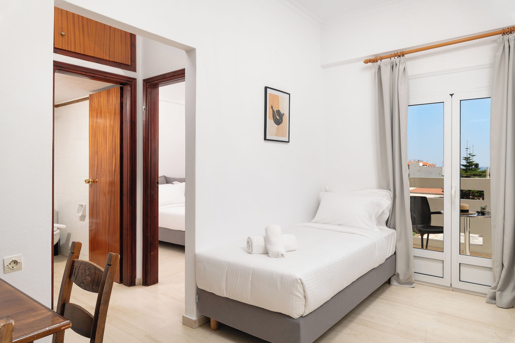 شقة عائلية بسرير كوين وسريرين منفصلين بغرفة نوم واحدة