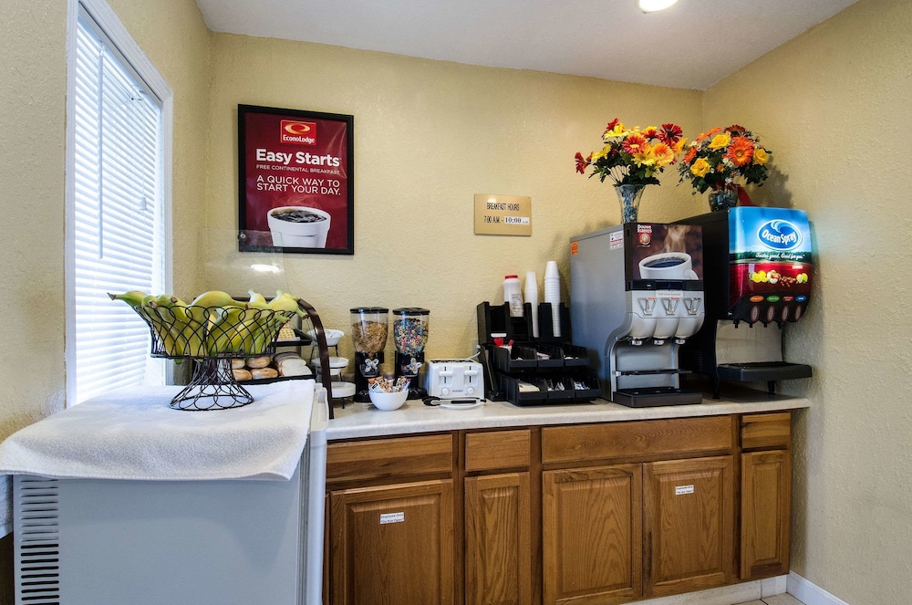 Econo Lodge West Yarmouth on Cape Cod 31/38
