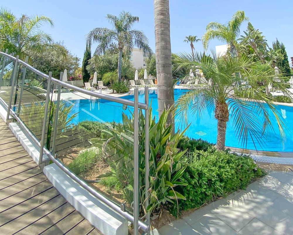 Anesis Hotel 40/44