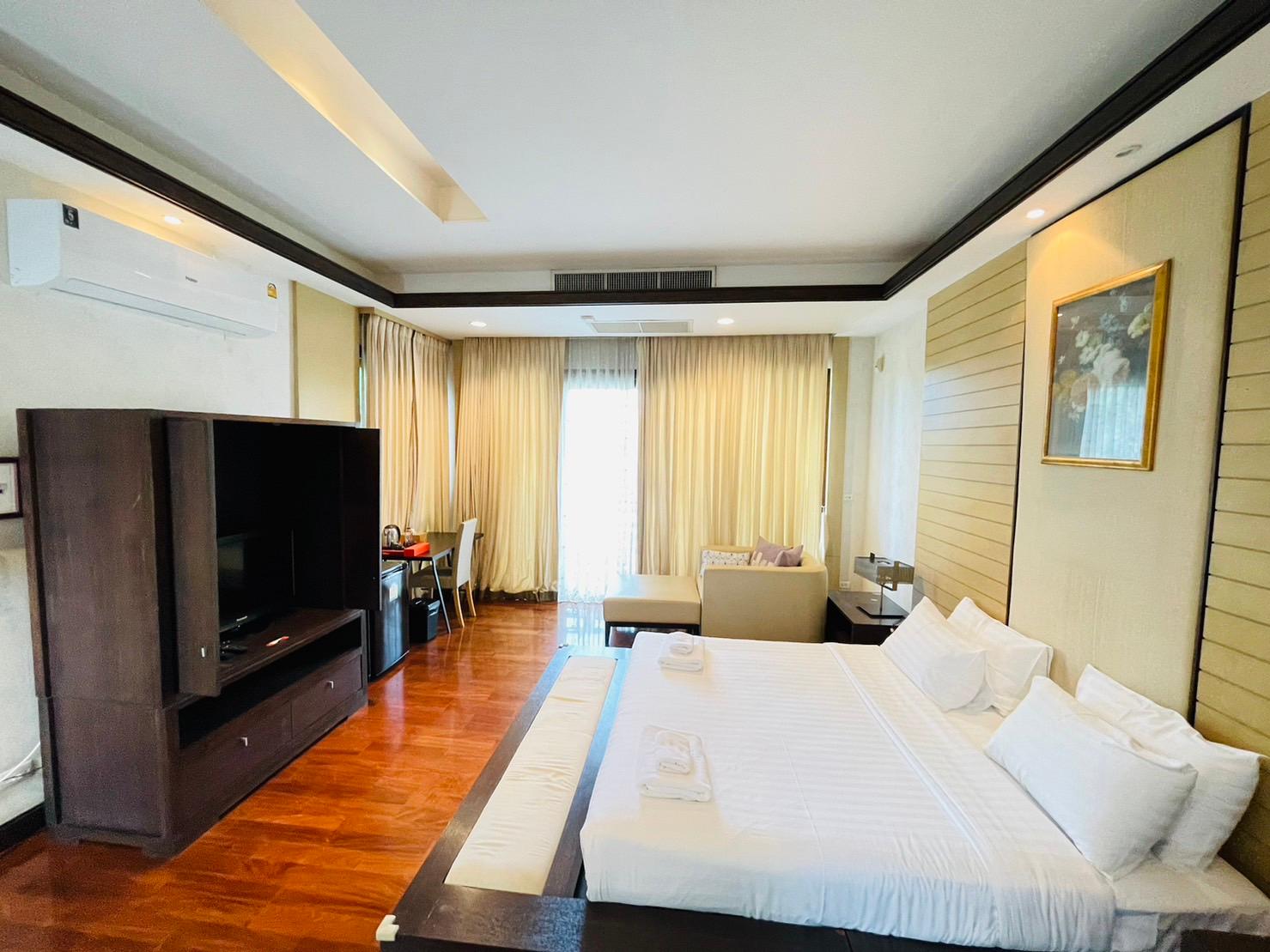 Grand, Deluxe, Queen Bed