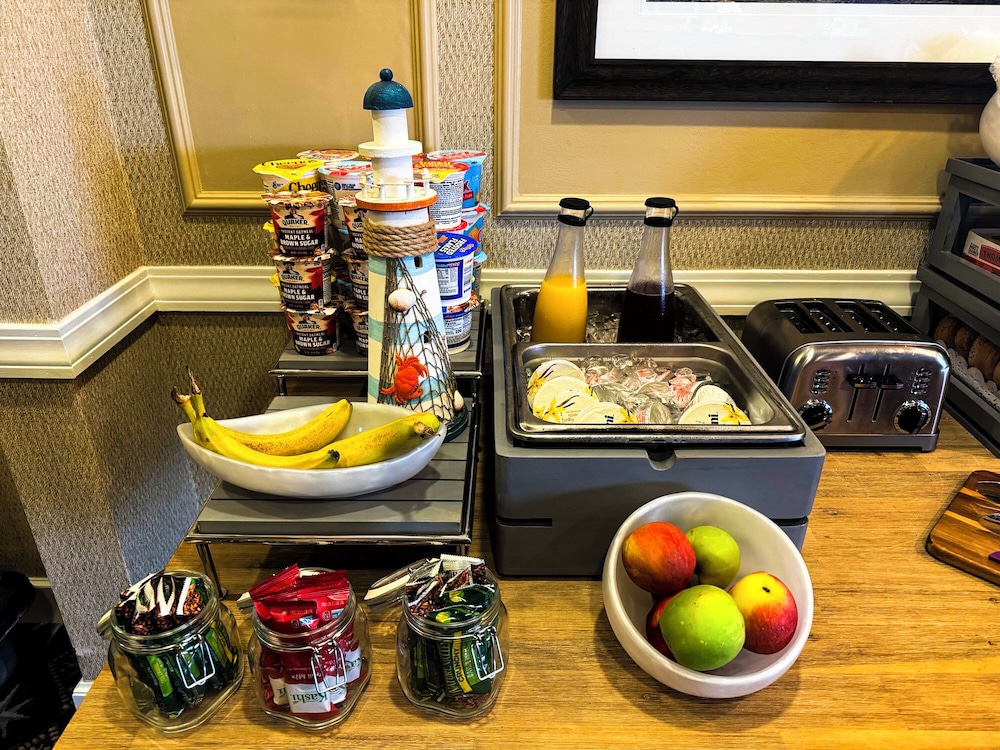 Newport Beach Hotel Suites 54/69