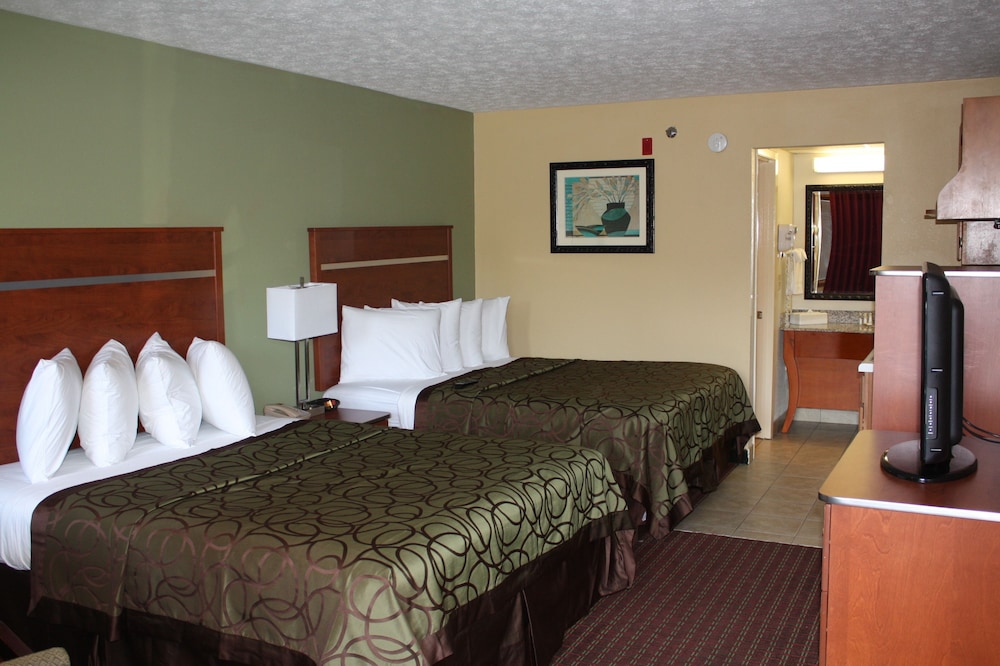 Baymont by Wyndham Pigeon Forge near Island Drive 8/28