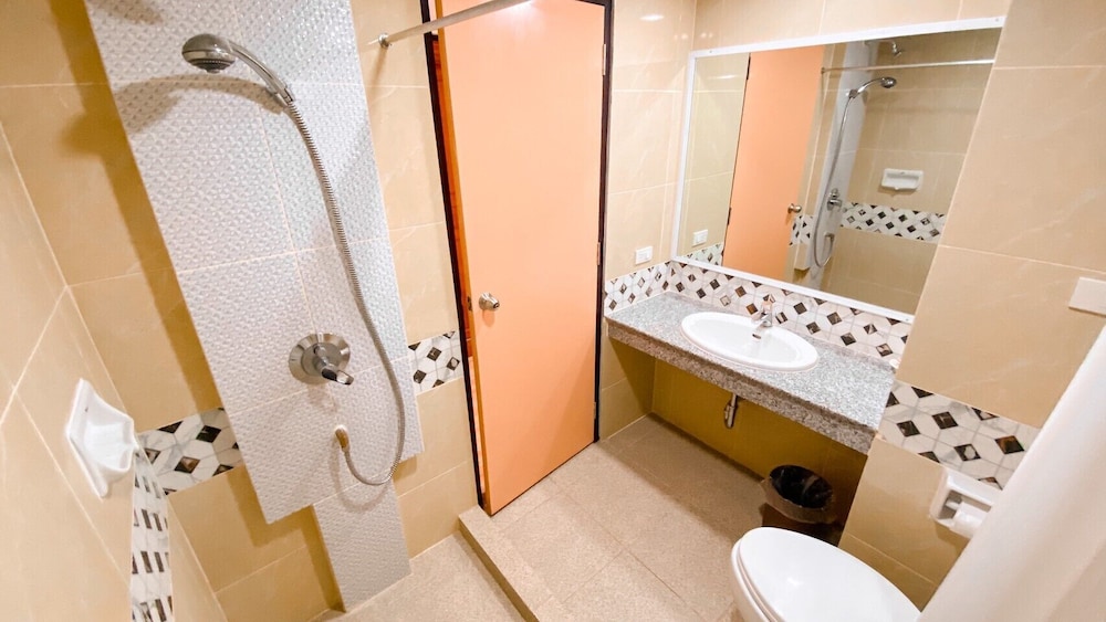 A.A. Pattaya Golden Beach Hotel 42/43