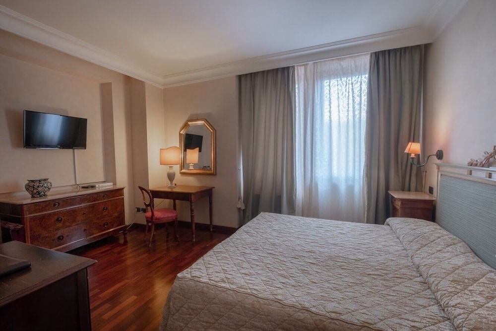 ROOM, DOUBLE BED