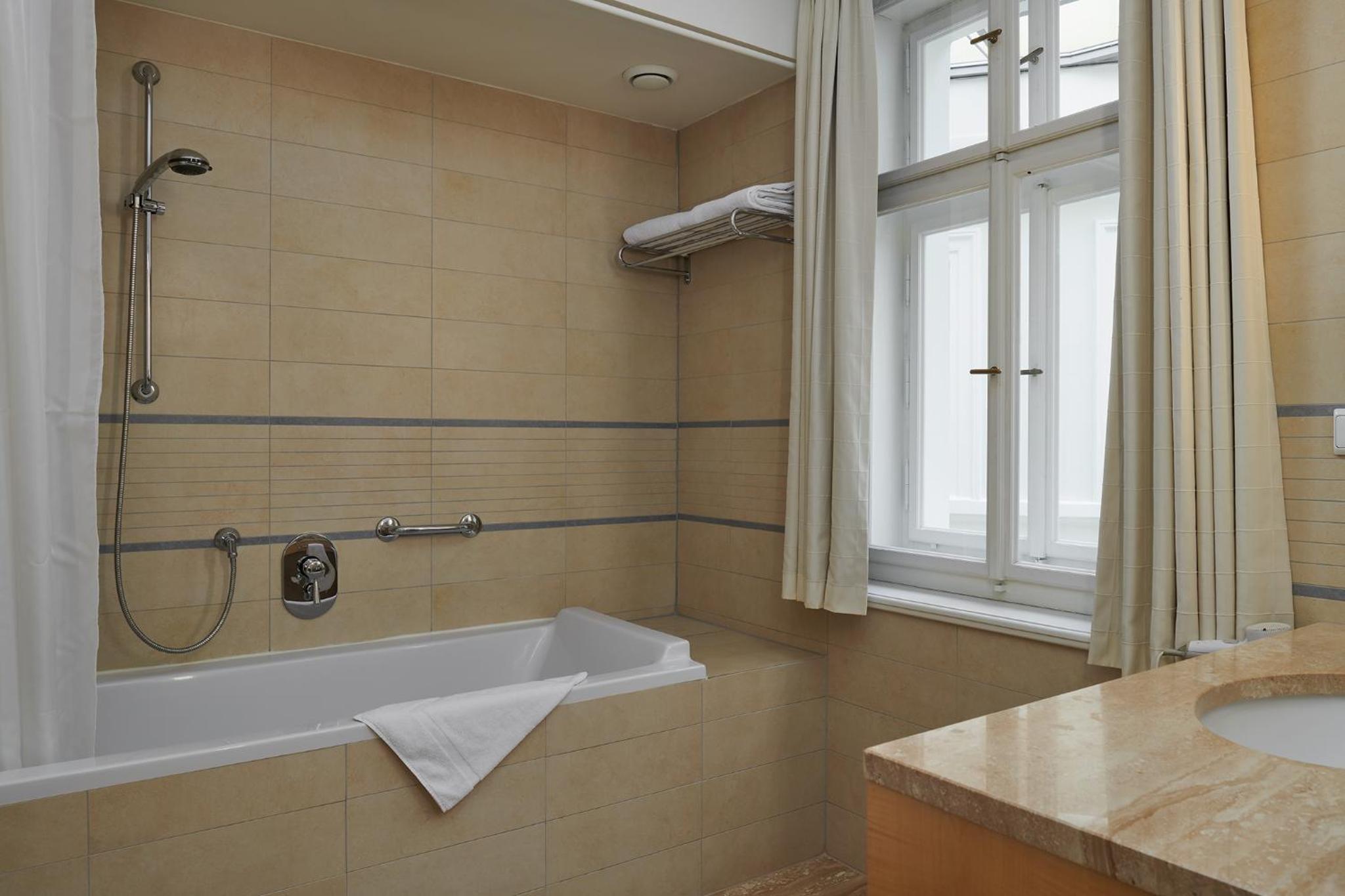 Standard, Double Bed, Atrium View، Ventana Hotel Prague 4/6