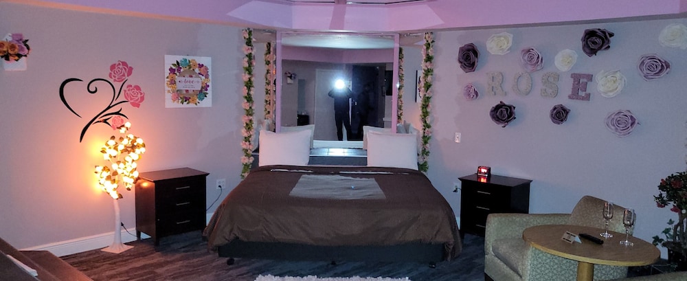 Romantic, Rose, Suite, King Bed, Hot Tub