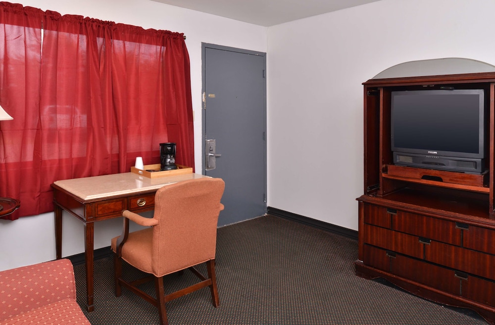 Castle Inn & Suites By OYO Chickasha 45/66