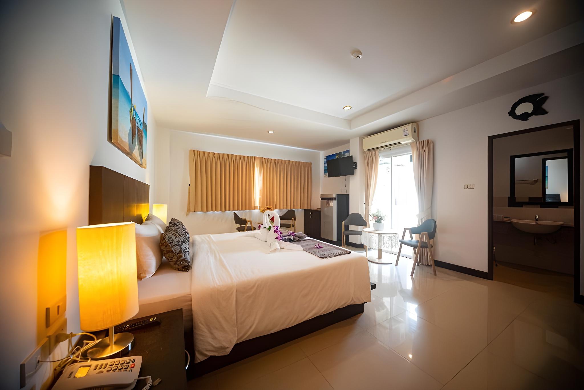 DELUXE ROOM