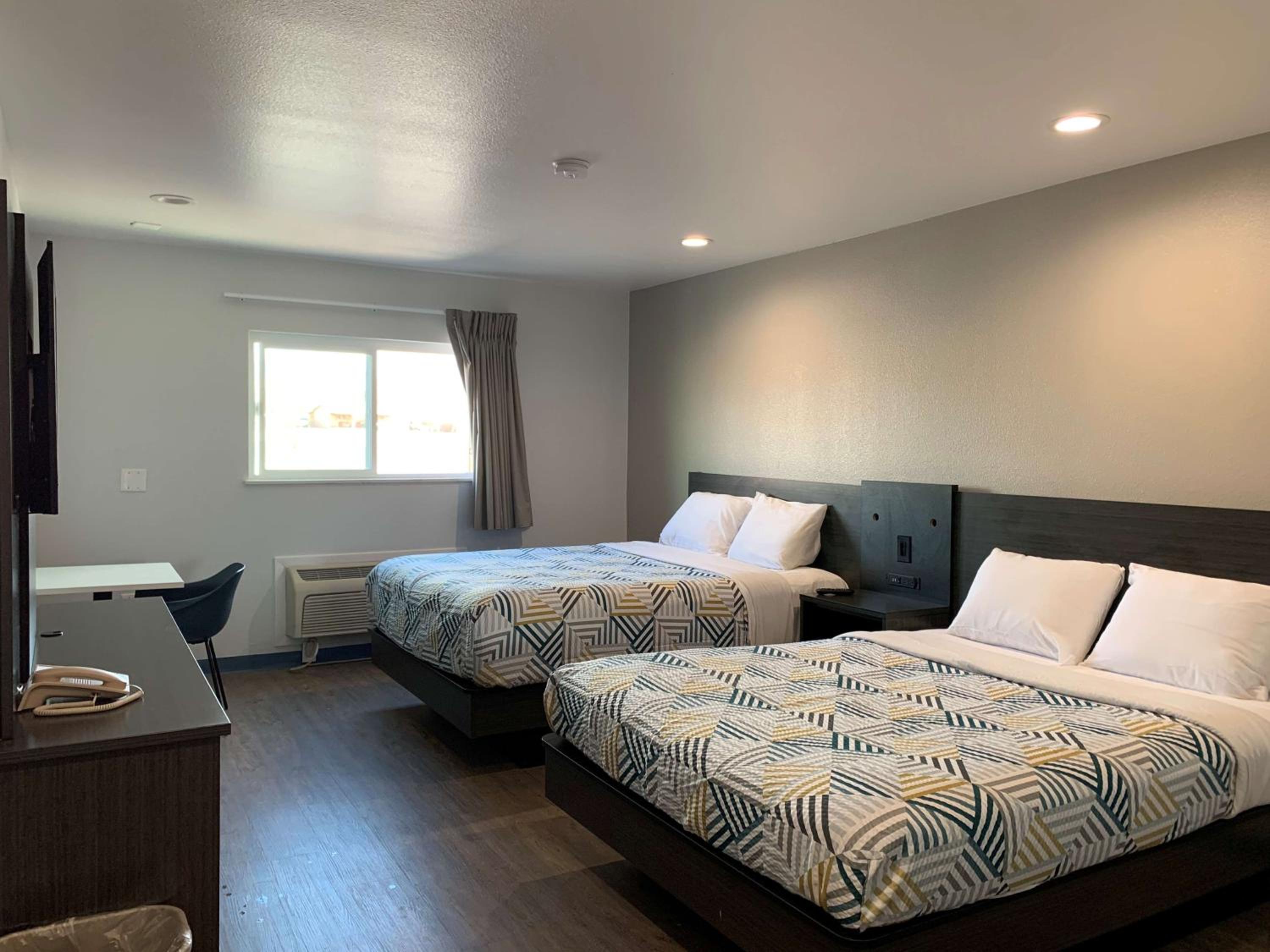2 Queen Beds - Non-Smoking, Micfridge
