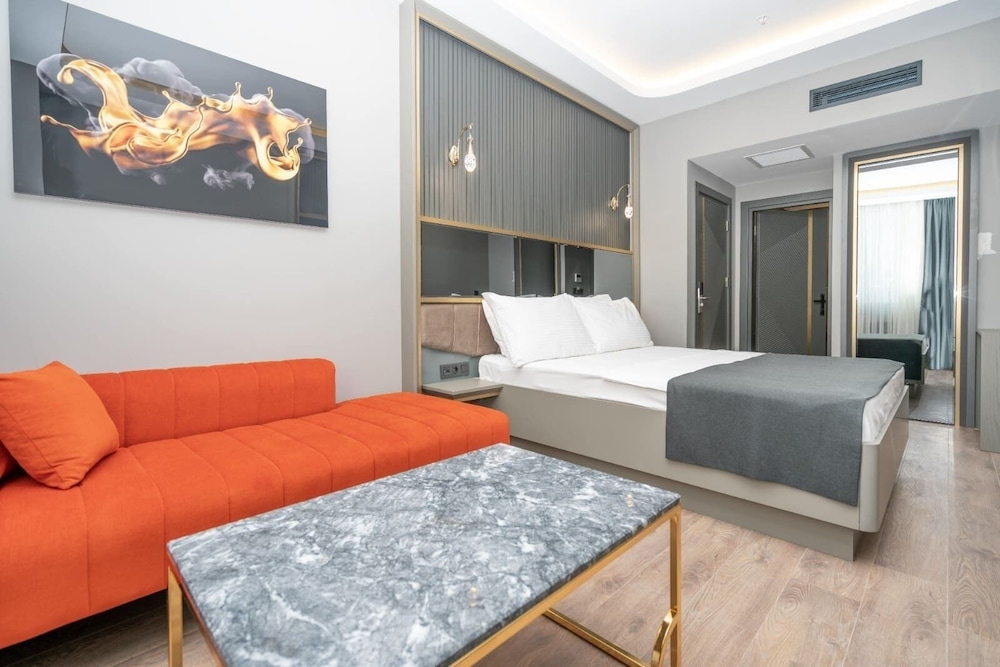 216 Ruby Suite 21/43