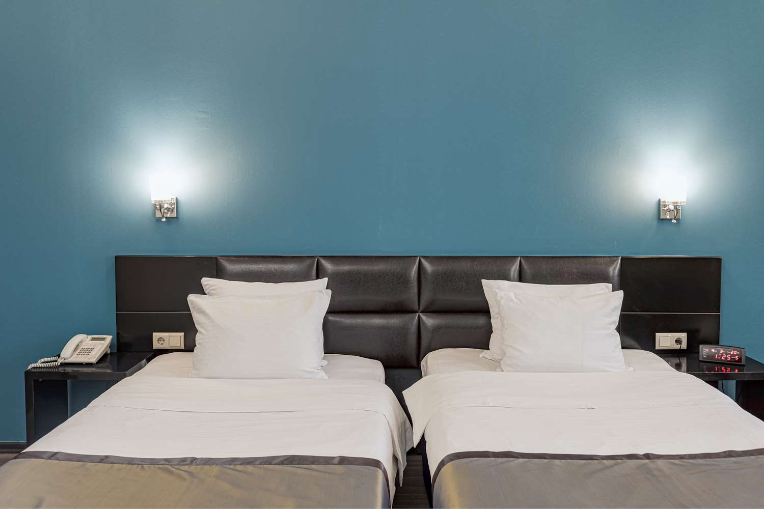 Standard Twin Room: