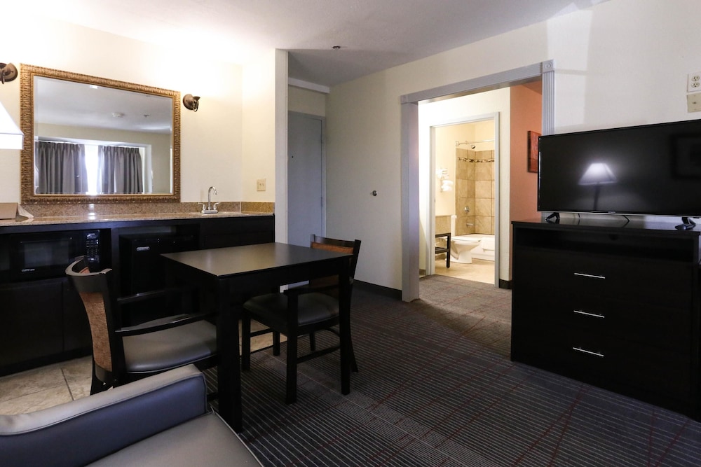Econo Lodge Inn Suites Greenville 47/69