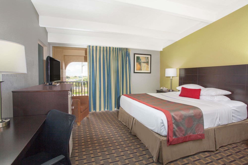 Ramada By Wyndham Davenport Orlando South 12/51