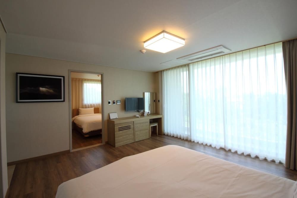 Suave Hotel 18/30